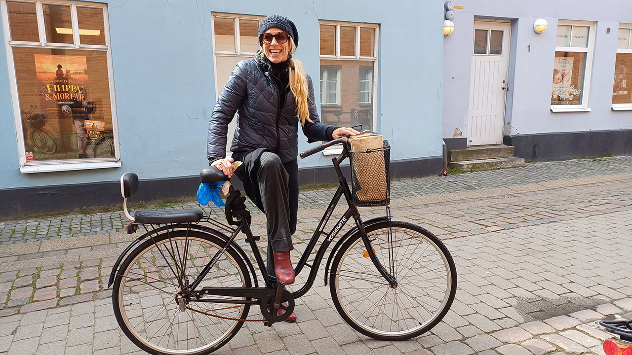 Christine Bredenkamp anländer på cykel. (Foto: Jytte Holmqvist)