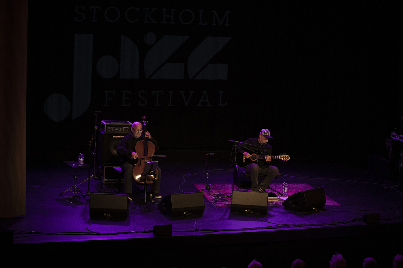 JAZZ. Rikard Rehnbergh rapporterar från Stockholm Jazz Festival. Ett event som innebär jazz på alla håll och kanter i tio dagar. Bill Frisell, Nils Petter Molvær, Sven Wunder, João Bosco, Jaques Morelenbaum, jazzmusik, jazzfestival, 