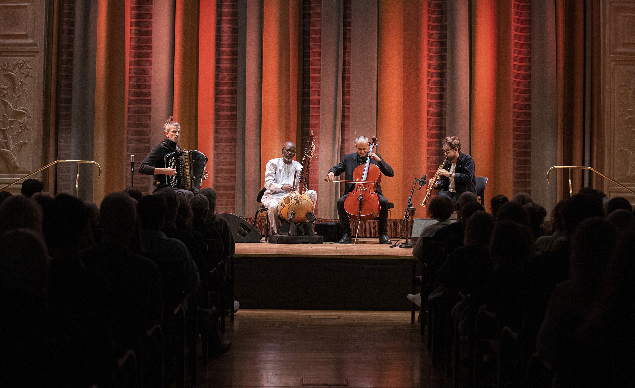 JAZZ. Rikard Rehnbergh rapporterar från Stockholm Jazz Festival. Ett event som innebär jazz på alla håll och kanter i tio dagar. Bill Frisell, Nils Petter Molvær, Sven Wunder, João Bosco, Jaques Morelenbaum, jazzmusik, jazzfestival, 