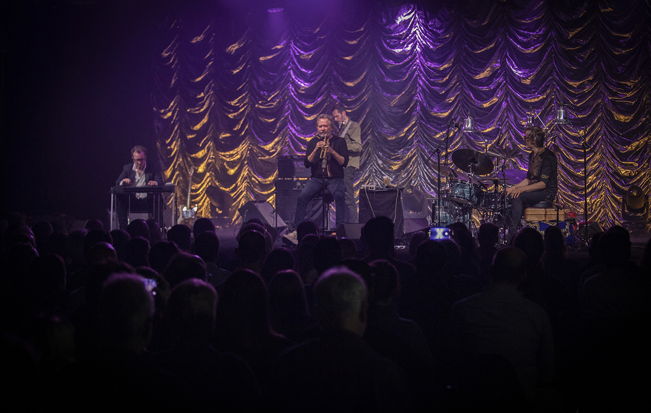 JAZZ. Rikard Rehnbergh rapporterar från Stockholm Jazz Festival. Ett event som innebär jazz på alla håll och kanter i tio dagar. Bill Frisell, Nils Petter Molvær, Sven Wunder, João Bosco, Jaques Morelenbaum, jazzmusik, jazzfestival, 