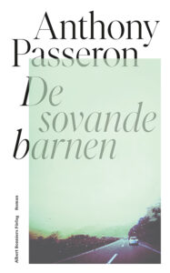 Passeron skriver skarpt om traumatisk familjehistoria ROMAN. ”’De sovande barnen’ är i sin helhet en mycket läsvärd, skarp debut.” Det skriver Elisabeth Brännström som läst Anthony Passerons självbiografiska roman om en traumatisk familjehistoria. Anthony Passeron, fransk litteratur, självbiografiskt skrivande, 