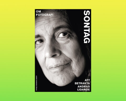 Sontag, Henrik Schedin har läst Susan Sontags texter om fotografi som nu finns samlande i en svensk översättningsvolym. En bok som uppfordrar oss till engagemang, menar han. Susan Sontag, foto, fotokonst, Diane Arbus, dokumentärfotografi, krigsfotograf, essäer, bildanalys