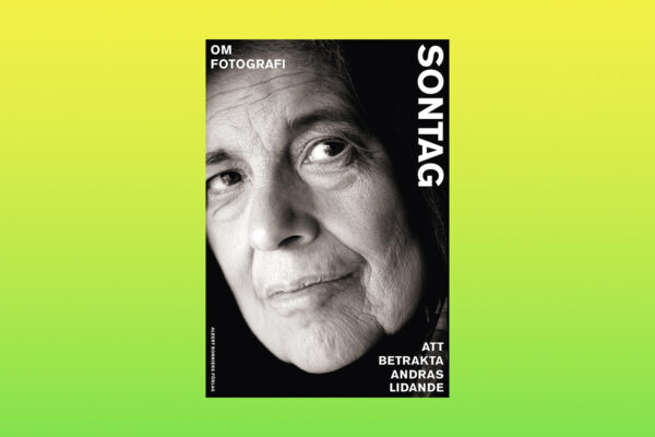 Sontag, Henrik Schedin har läst Susan Sontags texter om fotografi som nu finns samlande i en svensk översättningsvolym. En bok som uppfordrar oss till engagemang, menar han. Susan Sontag, foto, fotokonst, Diane Arbus, dokumentärfotografi, krigsfotograf, essäer, bildanalys