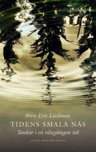 ESSÄER. ”Sven-Eric Liedman skriver underhållande och han är både kunskapsrik och ödmjuk. Med sina essäer skapar han ordning och reda i tankesmedjan,” skriver Bo Bjelvehammar.Sven-Eric Liedman, politik, socialism, svensk politik, välfärden, essäer, essäistik