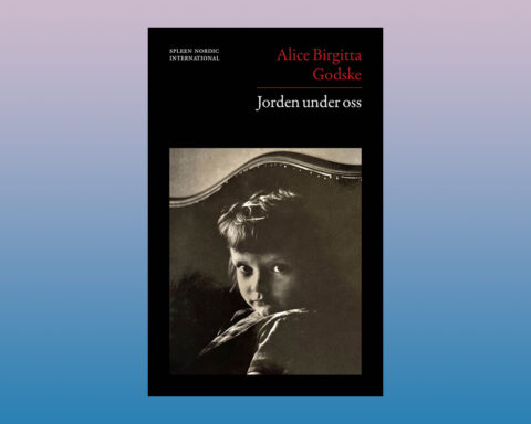 ROMAN. ”Den lättar på berättelsens tyngd. Den gör vardagen till bild. Den gör livets prosa till poesi.” Det skriver Arne Melberg som läst romanen "Jorden under oss" av Alice Birgitta Godske.  romankonst, prosa, prosakonst, skönlitteratur, svenskspråkig litteratur, roman, familjeroman, Skåneskildring,