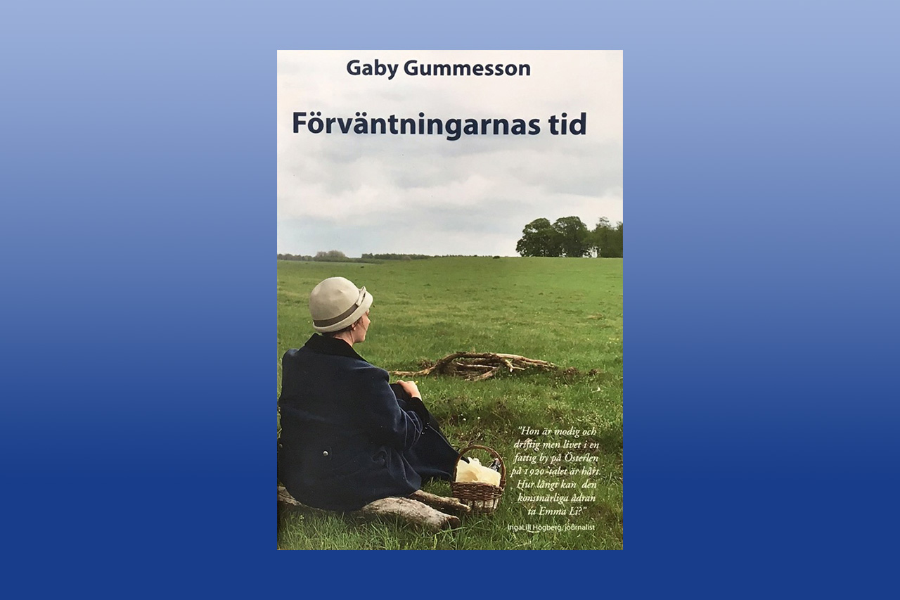 ROMAN. ”Gaby Gummesson fångar fint tidsandan och miljöerna, särskilt Paris under 1920-talet.” Det skriver Bo Bjelvehammar som läst romanen ”Förväntningarnas tid”. Gaby Gummesson, Österlen, Österlendskildring, berättarkonst. prosa, roman,