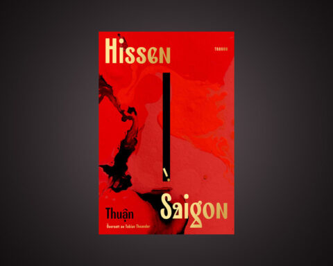 "Thuân är en författare man läser med behållning, mycket tack vare hennes klara, stilsäkra prosa och – inte minst – skärskådande blick," skriver Erik Bovin som läst romanen ”Hissen i Saigon”. Vietnam, vietnamesisk litteratur, prosa, romankonst, berättarkonst, världslitteratur, Bokförlaget Tranan,