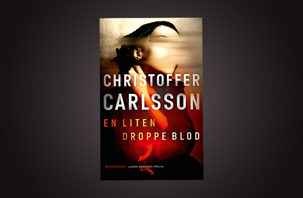 ROMAN. Elisabeth Brännström har läst Christoffer Carlssons nya roman i Hallandssviten – ”En liten droppe blod” – med viss behållning, vad gäller spänningen, men tycker inte att den är lika övertygande som de föregående delarna. spänningsroman, romankonst, prosa, Christoffer Carlsson, svenskspråkig litteratur, berättarkonst, deckare
